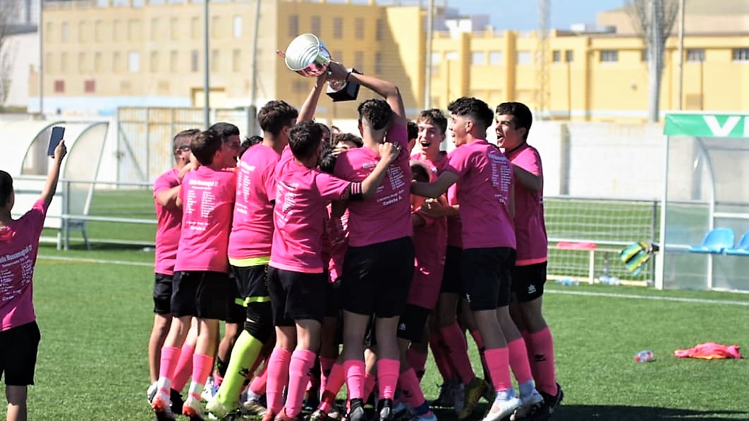 Jugadores del Athletic Massamagrell celebrando juntos un título